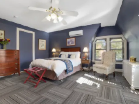 DeBary Inn Hotels in Summit