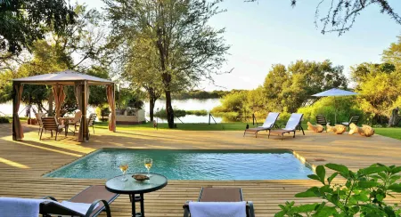 River View Lodge Отели рядом с достопримечательностью «Thebe River Safaris»
