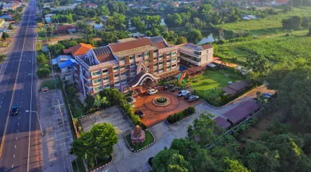 Phanomrungpuri Hotel Buriram Отели в г. Нанг Ронг