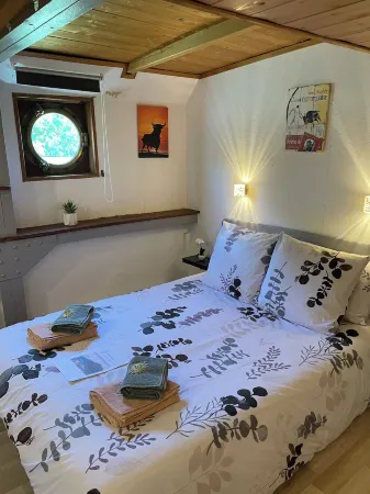 Péniche le Pescalune - Chambre d'hôtes Отели в г. Арль