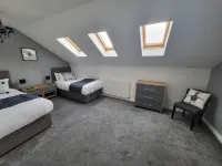 4 Bedroom Home Tameside GRT Manchester Sleeps 7 Hotels near Memorial Gardens