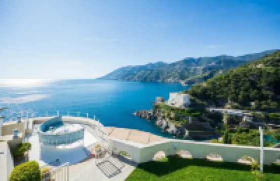 Luxury Villa Vittoria- Villa with Garden Swimming Pool and Jacuzzi Overlooking the Sea