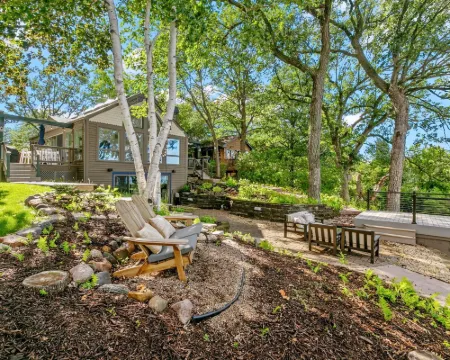 Villa de Lago Hotels in Coon Rapids