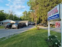 Three Island Motel - Parking