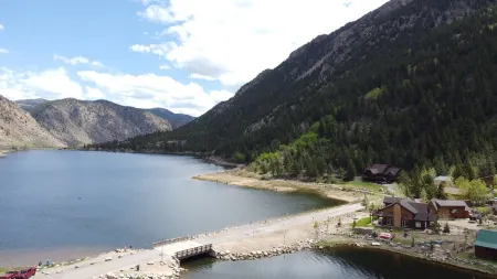 Rocky Mountain Lakefront Home close to Denver Отели в г. Джорджтаун