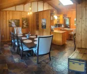 Glacier Creek Chalet- A spacious mountain retreat. Family and pet friendly.
