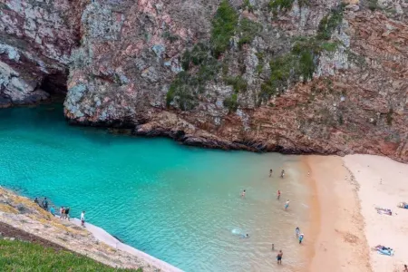 Sun And Ocean House With 2 Bathrooms Отели рядом с достопримечательностью «Монастырь в Алкобасе»