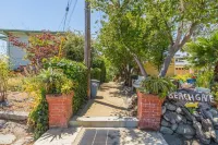 Seacliff Mid Century Cottage 3 Min to Beach: Ocean Views, Deck and Hot Tub