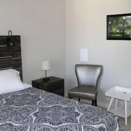 Athens city townhouse, 2 King masters, 2.5 baths Отели в г. Атенс