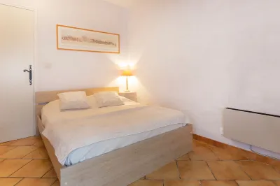In Avignon's trendy district - Historic center - Quiet street - Terrace