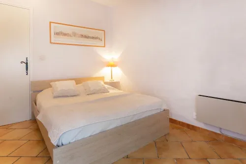 In Avignon's trendy district - Historic center - Quiet street - Terrace