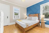 Midway Marvel: Central Location, Walk to Light Rail, Fast WiFi, Free Parking