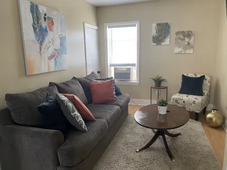 Comfy Easeful Two Bedroom Apartment. 30 Minutes to Boston