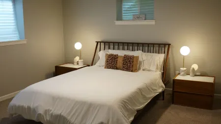 Modern 1Br Near Providence & Boeing - Fast WiFi & Work Desk