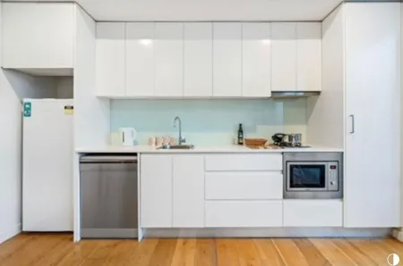 Central, modern 1 bedroom with air-con & balcony Отели в г. Surry Hills