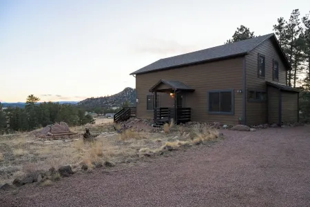 Charming Mtn Cabin Getaway - Hot Tub, Stunning Views, Fire Pit & 4 Acres