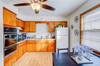 Cozy Haven with High-End Kitchen and Spacious Living Area - Stylish Retreat Hotels in Elmwood Park