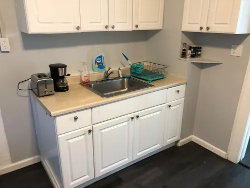 Private 2-Bedroom with Free Parking and Direct Bus to NYC Manhattan Only 2 Blocks Away Hotels in Linden