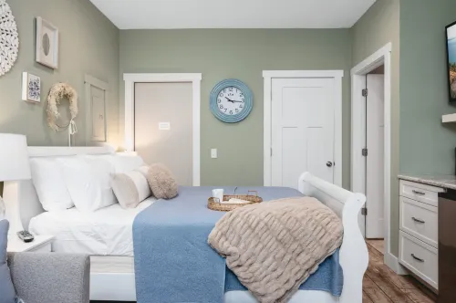 Open Concept with Modern Kitchen and Parking - Charming Studio Hotels in Traverse City