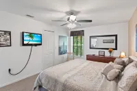 Electric Heated Pool and Spa on Freshwater Canal - Elegant Retreat Hotels in Cape Coral