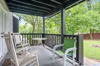 Game Room, Full Kitchen and Entertaining Backyard - Spacious Retreat Hotel di Clarksville