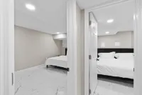 Stylish Interiors with Smart TV and Work Station - Chic Urban Escape فنادق في Bayonne