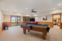 Stunning Lake Access and Cozy Living Space - Exquisite Lakeside Retreat Hotels in Eveline Township