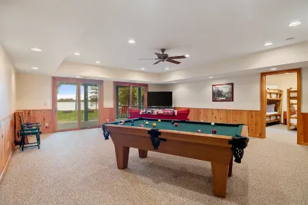 Stunning Lake Access and Cozy Living Space - Exquisite Lakeside Retreat