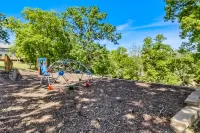 1st-floor condo with incl. boat slip & lake-view deck + on-site pools & hot tub Hotel a Village of Four Seasons