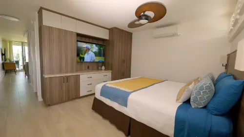 Oceanfront Gem, Top Floor Views & Gorgeous Sunsets, King Bed, Full AC, Dual Bath Sink, Fast WiFi Hotels in Kīhei
