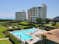 Oceanfront Retreat - Elevator, Pool, Internet, Waterfront Emerald Isle Beach Gear & Linens 주변 호텔