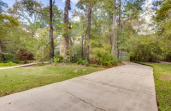 Cozy Patio and Scenic Forest Views - Charming Retreat