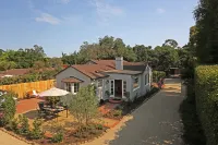 Minutes from Beach and Dining Delights - Charming Cottage Retreat