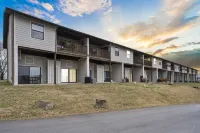 Community Pool and Pickle-Ball Court Access - Charming New Condo Hotels in Kimberling City