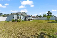 Fenced Private Backyard and Fully Equipped Kitchen - Spacious Charming Retreat Hotels in Palm Coast