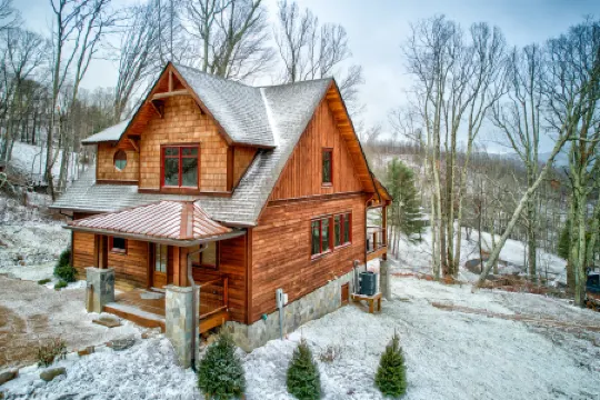 Stunning Cabin with Spacious Deck and Firepit - Elegant Mountain Retreat