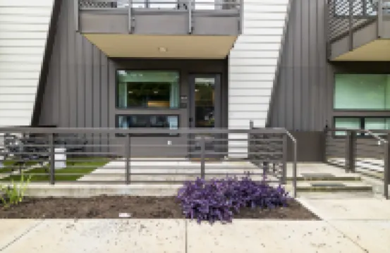 Charming Oasis with Turntable and Vinyl Collection - Delightful Hideaway