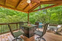 Gourmet Kitchen and Cozy Outdoor Fire Pit - Elegant Sanctuary 로열 파인스 호텔