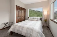 Expansive Mountain Views and Pool Table - Stunning New Escape