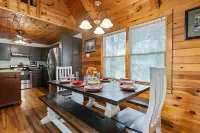 Mountain cabin with stunning views, minutes to great golf courses