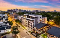 Rooftop Deck and Pool with City Skyline - Luxurious Music Row Retreat