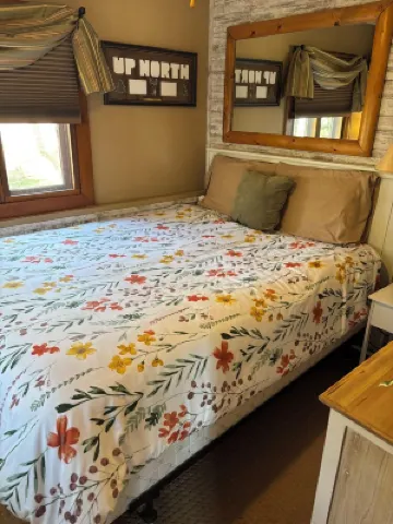 Peaceful, quaint cabin on Big Wolf Lake in Lewiston