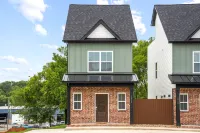 Rooftop Patio and Game Room Oasis - Exquisite Urban Retreat Hoteles en Clarksville