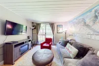 Comfortable mountainside condo with skiing, balcony, fast WiFi, & washer/dryer فنادق في Warren
