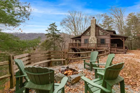 Mountain Views and Hot Tub - Cozy Mountain Cabin Retreat