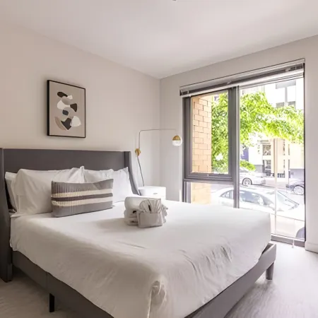 1BR+Den | Gym, Lounge | Bellevue | Sophari C