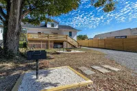 Spacious Deck and Fenced Yard - Charming Historic Haven Hotels in Knox County