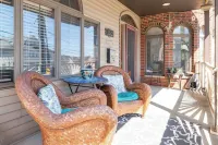 Comfortable & Spacious Luxury Home w/ Chef’s Kitchen only 15 mins to Boston Hotels in Everett