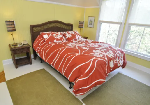 Charming Loft Retreat with Screened Porch - Cozy and Inviting Escape