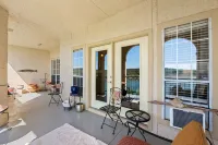 Paradise Island - 2BR/2BA Condo with Epic Views of Lake and Pool Hotels in Lago Vista